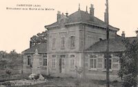 Monument aux Morts et la Mairie