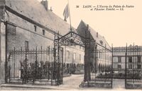 L'entrée du Palais de Justice et L'Ancien Evêché