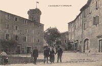 Place et Vieille Tour dans le haut Joyeuse