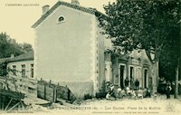 Les Écoles. Place de la Mairie