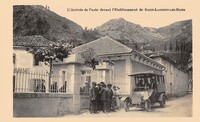 L'arrivée de L'Auto devant L'Etablissement