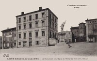 Le Monument aux Morts et l'Hôtel de Ville