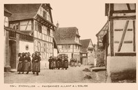 Engwiller - Paysannes Allant à L'Eglise