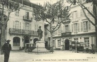Place du Forum. Les Hôtels . Statue Frédéric Mistral