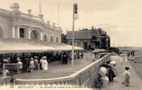 Houlgate - La Terrasse du Casino et la Promenade de la Plage