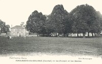 Anglards-de-Salers - Le Foirail et les Écoles
