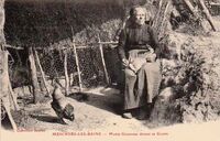 Marie Guichard devant sa Grotte