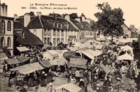 Uzel - La Place, un jour de Marché