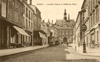 La Rue Thiers et L'Hôtel de Ville
