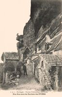 Une Rue sous les Rochers des Eyzies