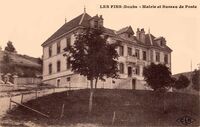 Mairie et Bureau de Poste.