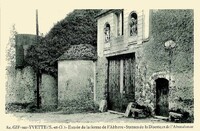 Entrée de la ferme de l'Abbave. Statues de la Disette, et de l'Abondance