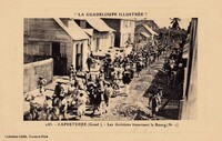 Les Grévistes traversant le Bourg