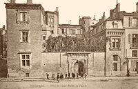 Hôtel du Vieux Raisin La Façade