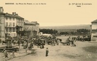 La Place du Postel un jour de Marché