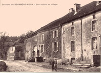 Une Entrée au Village