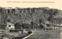 La Gare et le Fort situé au milieu d'un Cirque fermé de Rochers