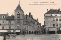 Entrée de la Rue du Commerce et le Beffroi