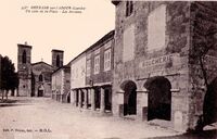 Un Coin de la Place -Les Arceaux