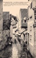 PROVINS  -  La Rivière le Durteint vue prise du Pont-aux-Poissons dans la Grande Rue du Val- Lavoirs