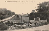 MOUTIERS-LES-MAUXFAITS  -  Le Calvaire et le Lavoir -Route d'Avrillé-Lavoir