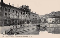 Hôtel de Ville et le Bassin