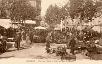 Place de L'Hôtel de Ville ,un jour de Marché