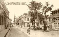 Le Haut de la Rue Schoelcher et L'Obélisque