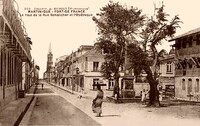 Le Haut de la Rue Schoelcher et L'Obélisque