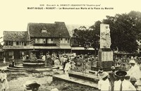 Le Monument aux Morts et la Place du Marché