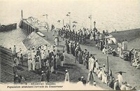 Population attendant l'arrivée du Gouverneur