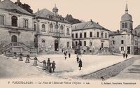 La Place de L'Hôtel de Ville et L'Eglise