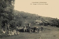 Orcines - Paysage à la Fontaine du Berger - lavoir