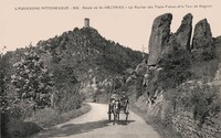 Route de St-Nectaire -Le Rocher des trois-Frères et la Tour de Rognon