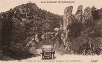 Route de St-Nectaire -Le Rocher des trois-Frères et la Tour de Rognon-