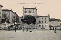 Un Coin de la Place et la Mairie