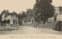 Place de l'Église - L'Église et l'Entrée du Château