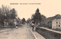 Sur le Pont - La Rue Principale