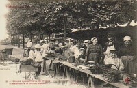 Groupe Sympathique de Cliente et Marchande le jour du Marché 