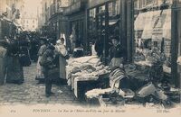 La Rue de L'Hôtel de Ville un Jour de Marché