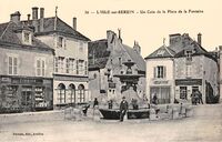 L'Isle-sur-Serein - Un Coin de la Place de la Fontaine