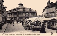 Place de la République un jour de Marché et les Halles